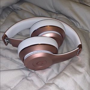 **Like New** Rose Gold Wireless Beats
